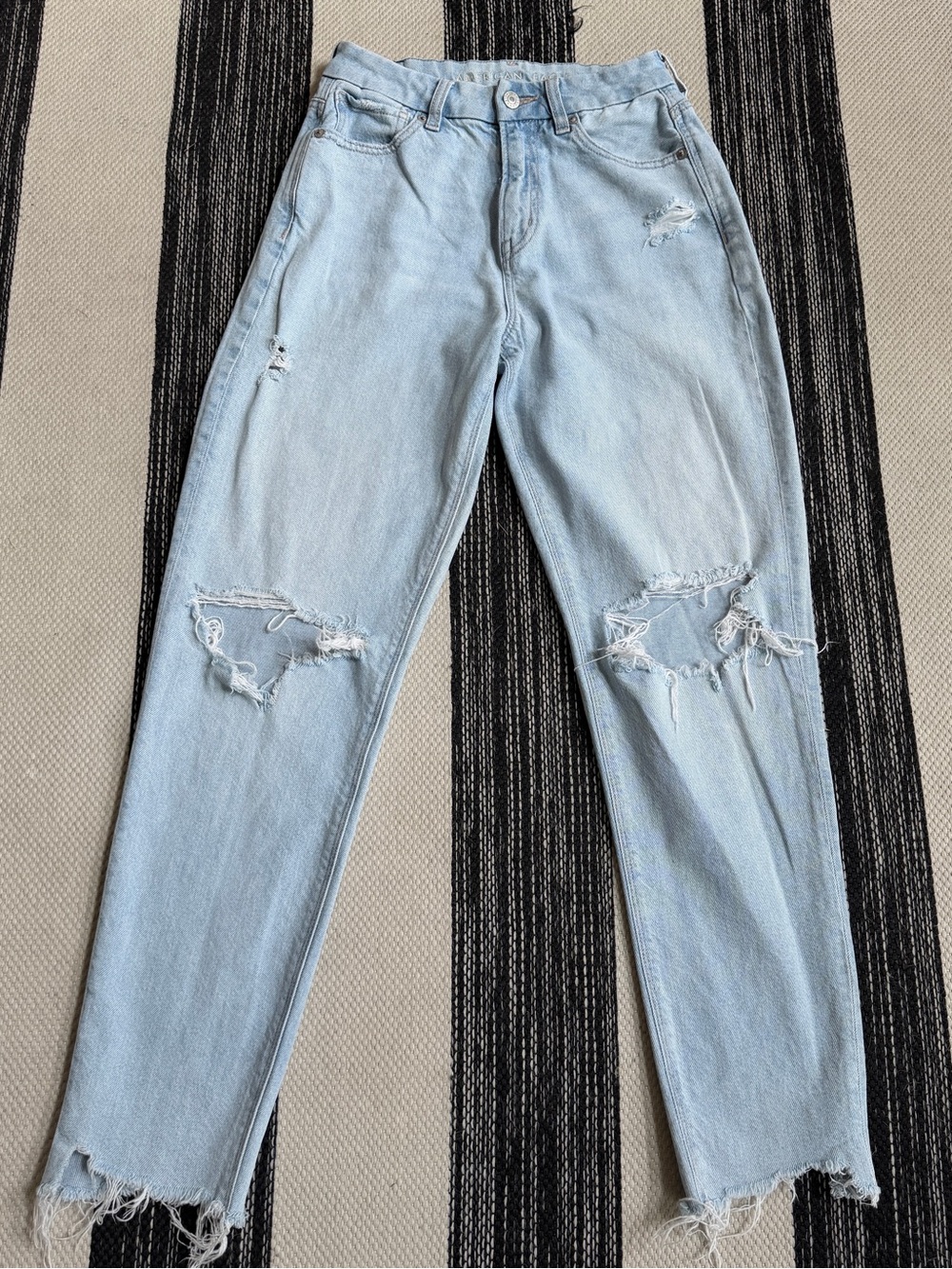 American Eagle‎ Outfitters Women's Light Blue Distressed Curvy Mom Jeans Size 2R